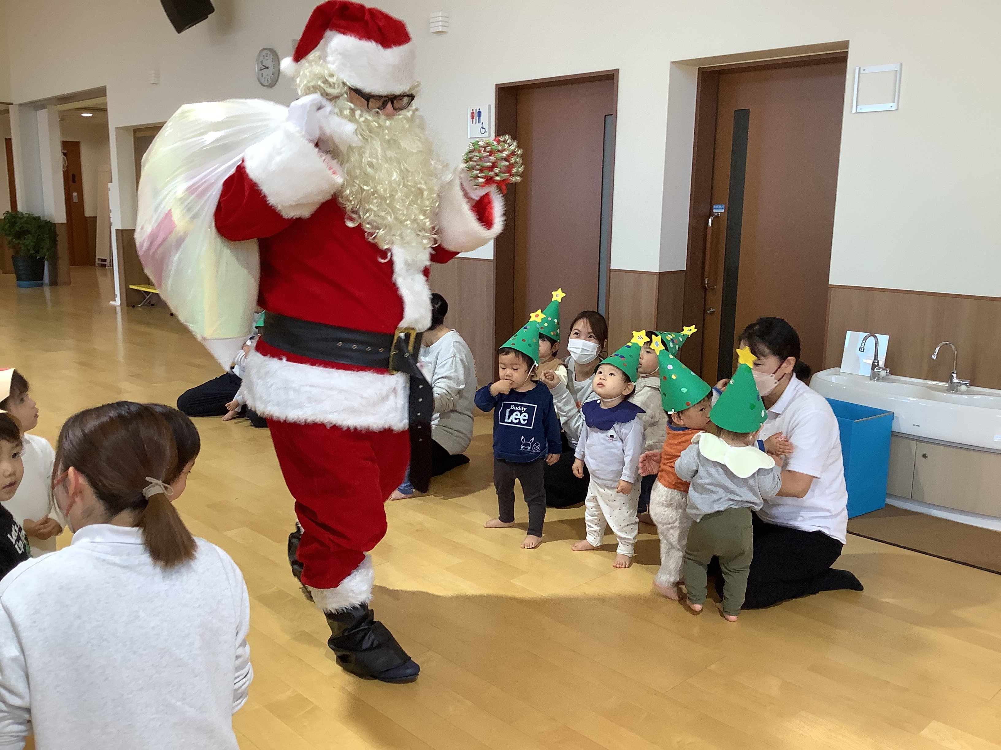 乳児サンタさん登場.jpg